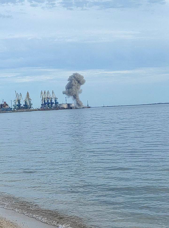 臨近亞速海被俄羅斯佔領的烏東海港城市別爾江斯克，28日發生港口爆炸，濃煙直竄天際。   圖：翻攝Stanislav Tsykalovskyi推特