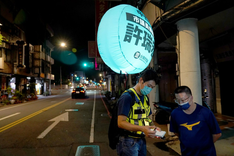 許瑞宏夜巡途中遇到熱心的市民提供寶貴的意見。   許瑞宏/提供