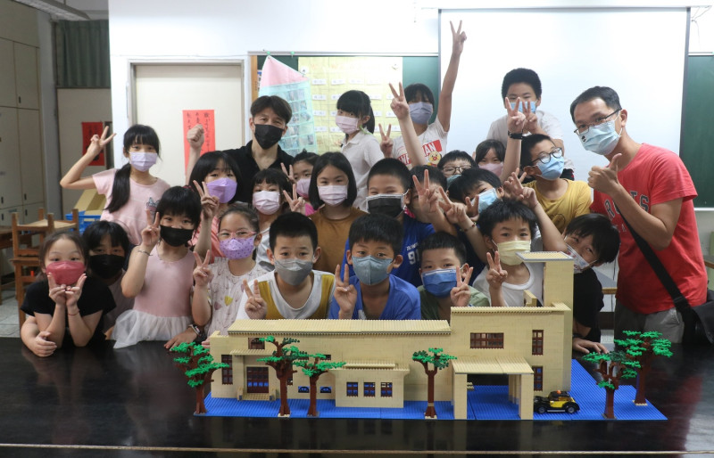 後埔國小師生與樂高老師合力創作市定古蹟板橋放送所的大型樂高模型。   圖：新北市文化局提供