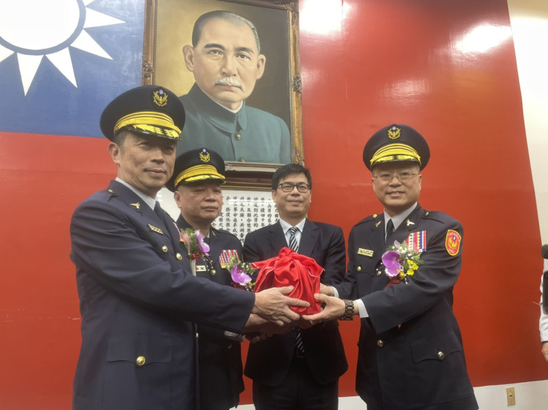 黃明昭(右一)接任高市警局長不到一年半即高升警政署長。（資料照）   圖：高雄市政府警察局提供