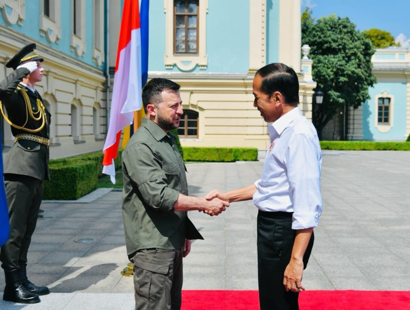 印尼總統佐科威（右起）訪問基輔，與烏克蘭總統澤連斯基會面，展現力挺烏國態度。   圖：翻攝自佐科威臉書
