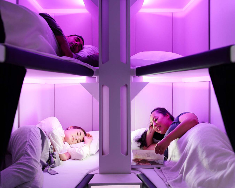 紐西蘭航空推出全球首個經濟艙雙層床「Skynest」，可以讓預算有限的乘客完全平躺，舒適地飛行。   圖：翻攝自紐西蘭航空臉書