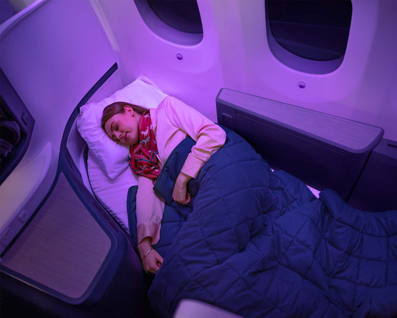 豪華商務艙 Luxe的旅客可以坐在一張配有枕頭和毯子的全長床上飛行，還可以享受2人面對面的用餐服務。   圖：翻攝自紐西蘭航空臉書