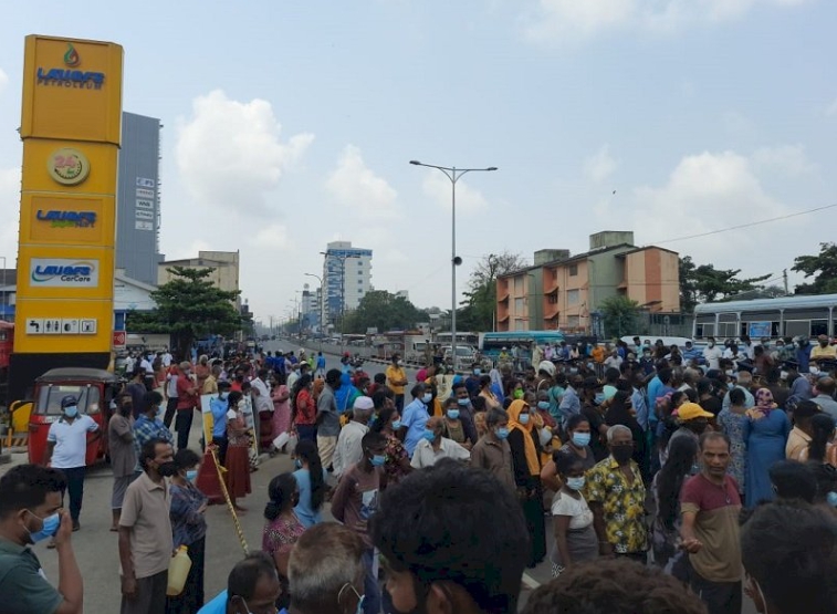 斯里蘭卡的加油站擠滿了等著加油的民眾，衝突不斷發生。   圖 : 翻攝自Twitter（資料照）
