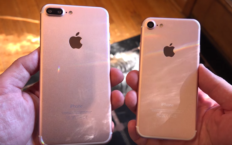 蘋果即將於台灣時間8日凌晨發表全新一代iPhone 7（右）及iPhone 7 Plus（左），圖為國外網站在上市前搶先拿到的模型機。   圖：翻攝自Youtube