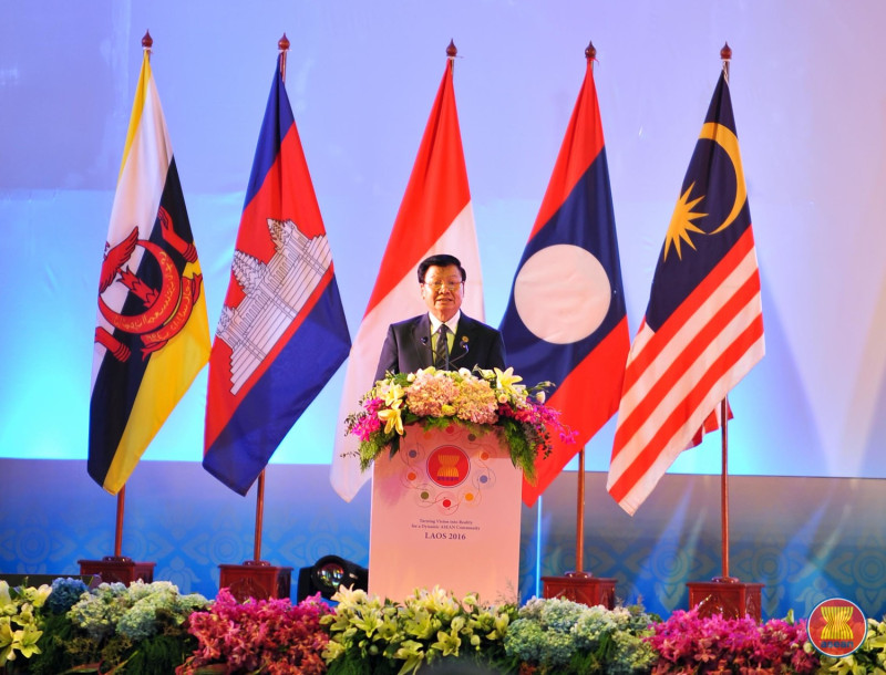 東南亞國家協會領袖級高峰會議在寮國首都永珍舉行，該國總理Mr. Thongloun Sisoulith在開幕時致詞歡迎。   圖：翻攝東協官網