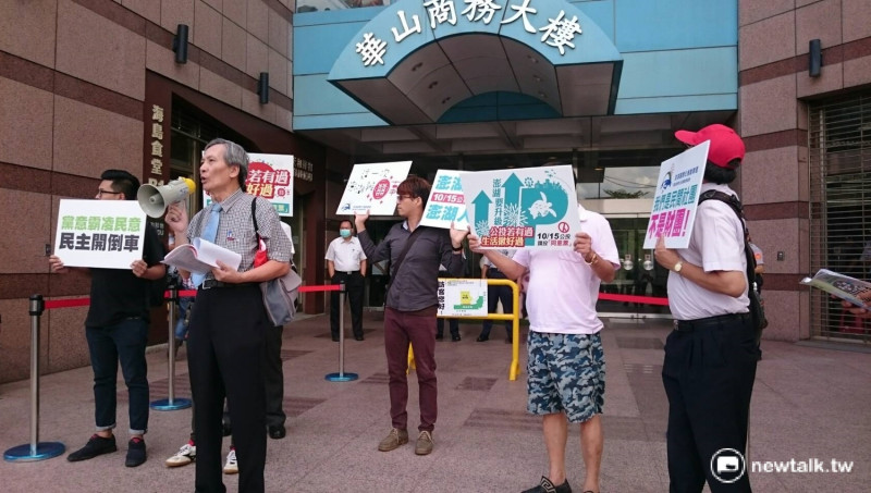 支持博弈的的澎湖國際化推動聯盟召集人陳猛（左二）7日到民進黨中央抗議民進黨反對賭場。   圖：林朝億/攝