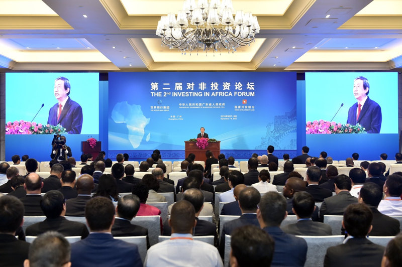 中國國務院副總理馬凱（中）出席對非投資論壇，向到訪的非洲代表致向歡迎詞。   圖：翻攝中國國務院官網