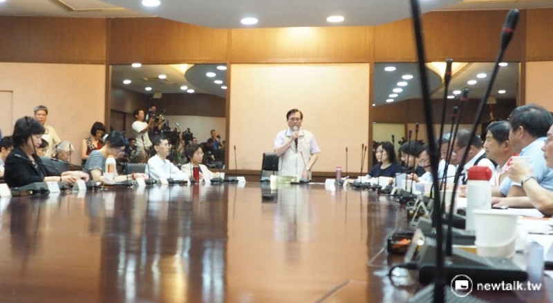 勞動部長郭芳煜(中)8日主持基本工資審議委員會，雖然資方代表7人中僅有2人出席，但因已達法定人數而如期開會。   圖：周富美/攝