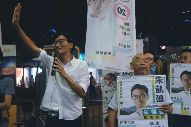 香港立法會候任議員朱凱迪8日到香港灣仔警察總部報案，自4日選舉日以來，受到恐嚇、跟蹤，他跟家人的生命安全遭到威脅，有家歸不得。   圖：翻攝朱凱迪官方臉書