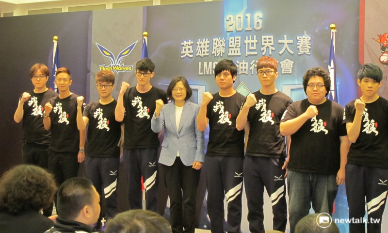 總統蔡英文8日與台灣職業電競隊伍閃電狼FW（Flash Wolves）隊友合影、打氣。   圖：林朝億/攝