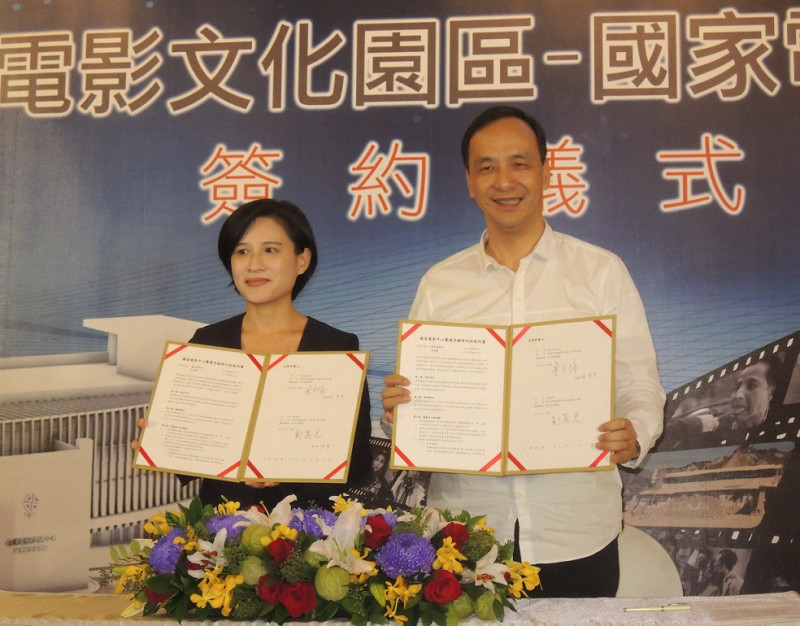 文化部長鄭麗君與新北市長朱立倫9日共同簽署「台灣電影文化園區－國家電影中心」的合作契約。

    圖：陳冠廷/攝