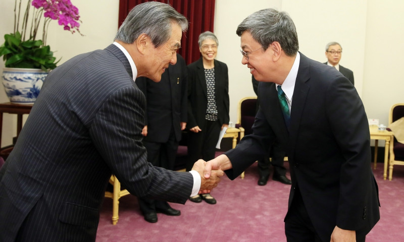 副總統陳建仁9日下午接見參加「2016台日科技高峰論壇」日本與會貴賓，並與小宮山宏(Komiyama, Hiroshi)理事長握手致意。   圖：總統府提供