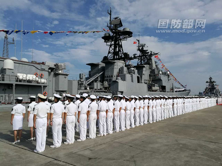 中、俄在南海進行「海上聯合-2016」軍演，12日中國海軍在廣東湛江集結。圖為12日中方為俄方參演艦隊舉行歡迎儀式。    圖：翻攝中國國防部官網