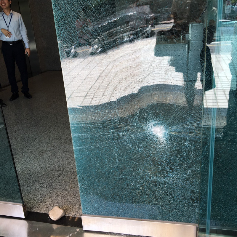 不當黨產處理委員會13日上午遭不明人士持石塊砸碎玻璃門。   圖：黨產會提供