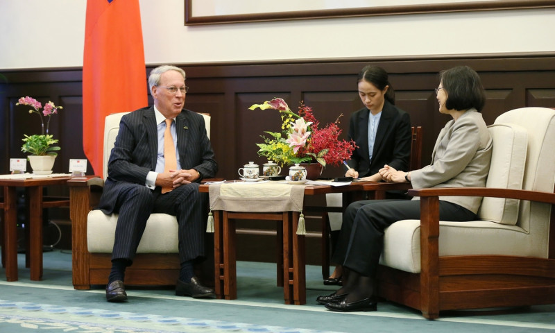 總統蔡英文13日表示歡迎AIT理事主席薄瑞光（左）來訪。   圖：總統府提供