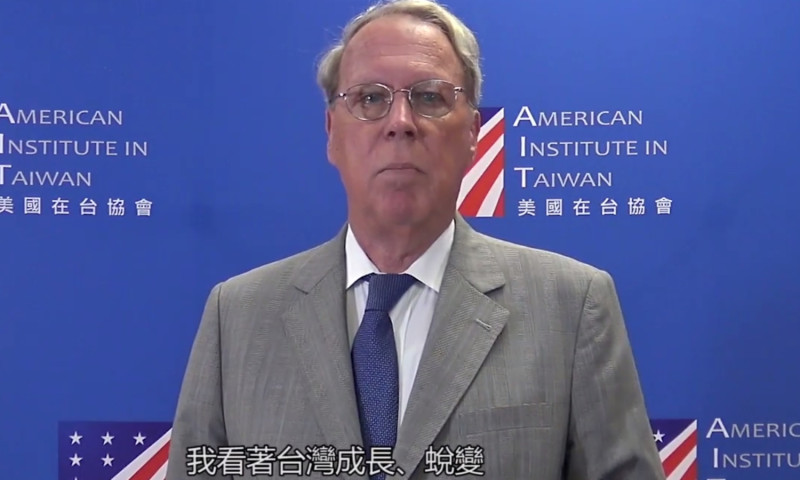 美國在台協會理事主席薄瑞光13日以影片向台灣友人告別。   圖：翻拍自AIT影片