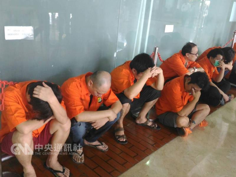 11名台灣詐騙嫌犯日前與中國嫌犯在印尼落網，印尼警方力挺讓台灣警方押解台灣嫌犯回台。    圖：中央社