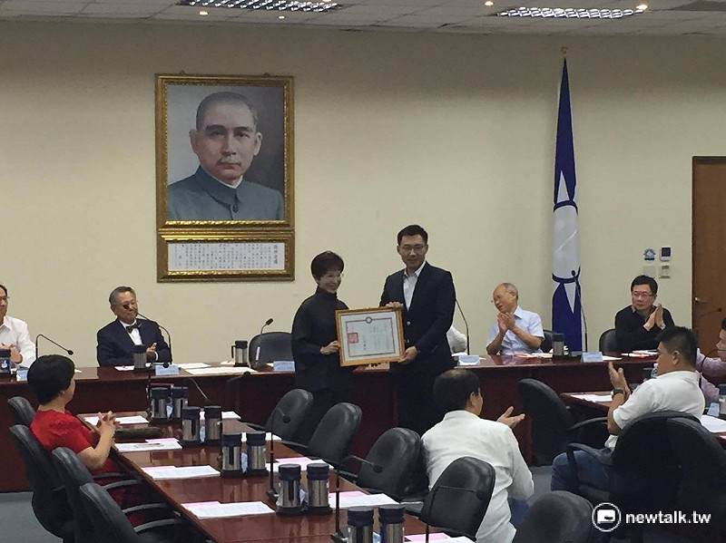 國民黨14日中常會舉行立院黨團幹部授證典禮。   圖:鄭佑漢/攝