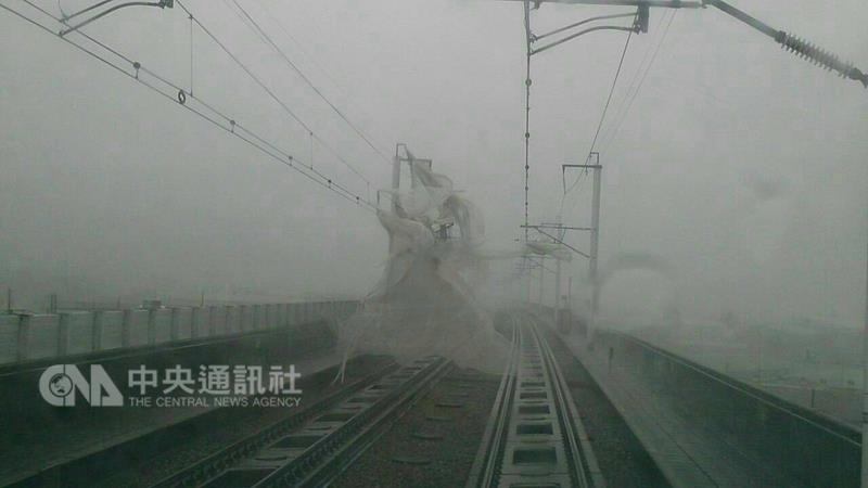 高鐵高雄燕巢路段14日下午發生菜網入侵架空線，導致台南到左營區間雙向暫停運轉。   圖：中央社/台灣高鐵提供