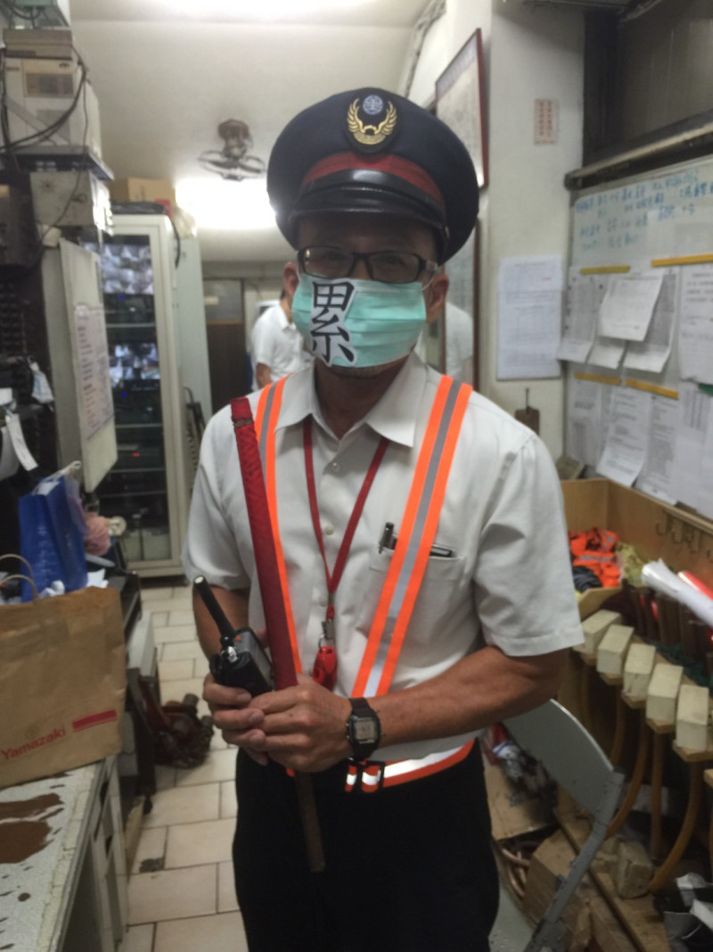 台鐵各地有運務員紛紛戴起口罩，以行動聲援產業工會行動並表達抗議之聲。   圖：台鐵產業工會提供
