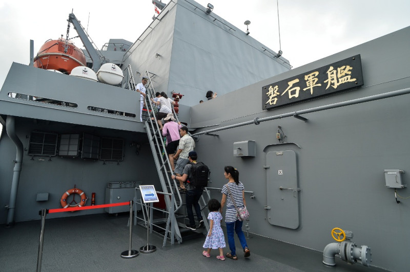 在這次國際性海事展中，海軍配合活動檢派艦艇擔任開放參觀任務，地點位於高雄港新濱碼頭，主角之一是快速油彈補給艦「磐石」軍艦（AOE-532）。   圖：高雄市民間造船公會提供