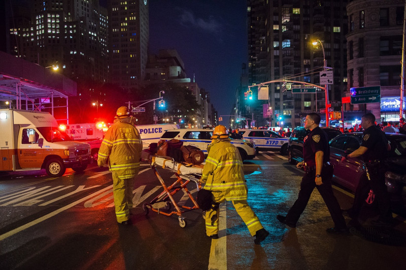 美國紐約曼哈頓切爾西區週六（17日）晚間發生爆炸事件，大批消防人員、警察前往現場搶救。   圖：達志影像/美聯社