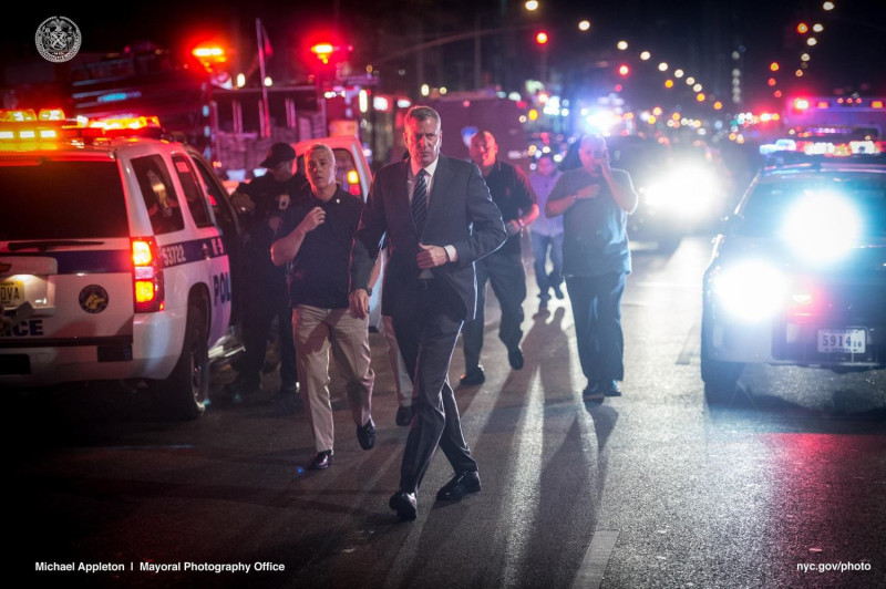 紐約市長白思豪17日深夜表示，爆炸似乎是「故意行為」，但目前尚沒有證據顯示與恐怖攻擊有關。   圖：翻攝自白思豪臉書