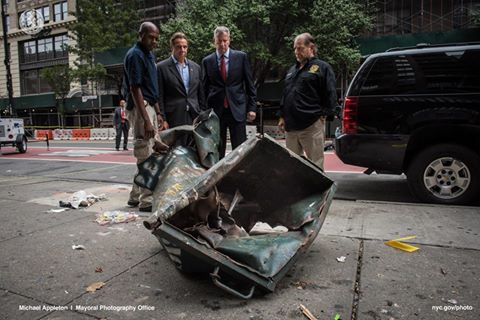紐約市長白思豪與紐約州長古莫18日也到爆炸現場現勘。   圖：翻攝自白思豪臉書