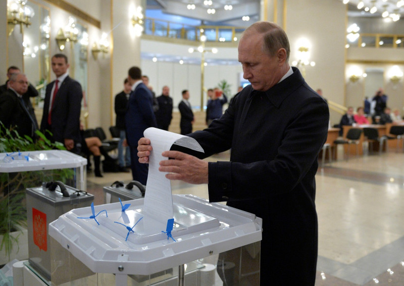 俄羅斯18日舉行國會選舉，總統普亭前往莫斯科一處投票所投票。因傳出不少舞弊情形，俄羅斯中選會22日註銷9個選區選舉結果。   圖：達志影像/路透社資料照片