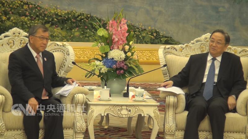 中國全國政協主席俞正聲18日接見8位藍營縣市首長說，「大家都是堅持『九二共識』的地方領導」。   圖：中央社