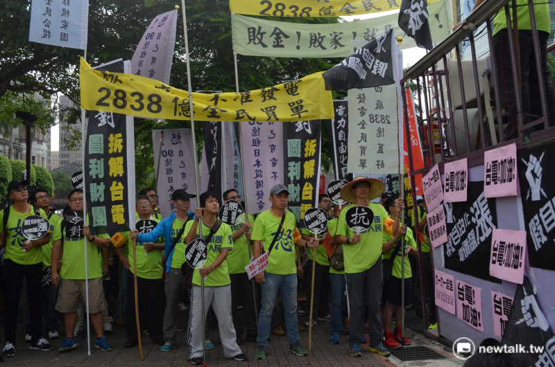 台電員工自發性的徒步串連活動，19日上午抵達監察院外抗議，高聲疾呼反對電業自由化。   圖：柯昱安/攝