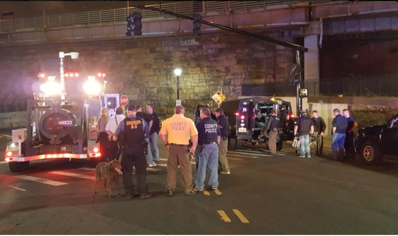 警方18日在紐澤西州伊麗莎白市火車站附近，發現一個含有5個疑似爆炸裝置的包裹，FBI利用拆彈機器人拆彈過程中觸發其中一個裝置，引發爆炸。   圖：翻攝自伊麗莎白市長波爾威吉twitter