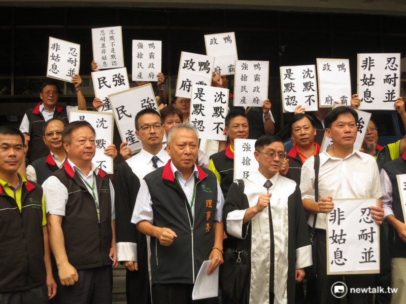 台灣郵政工會20日上午赴台北地方法院前抗議，並按鈴申告官派董事刑事背信罪，並提民事宣告董事會決議無效之訴。   圖：呂佳峻/攝