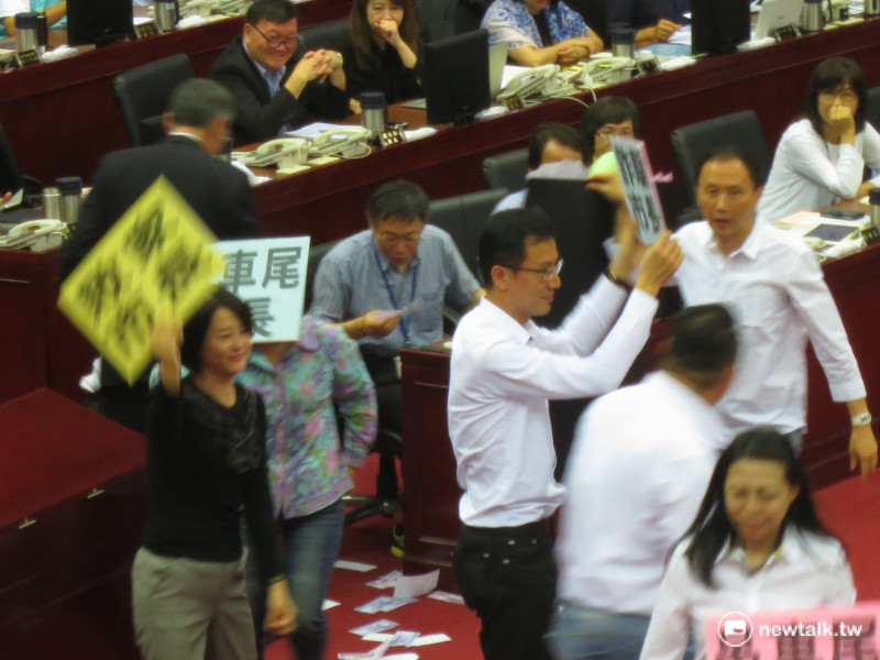 台北市長柯文哲20日下午赴議會進行施政報告，但市議員也接連進行程序發言，進行短暫杯葛。   圖：呂佳峻/攝