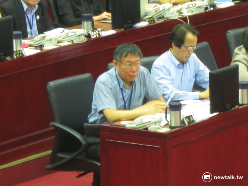 台北市長柯文哲20日在台下聆聽議員發言，與過去不同的是，並沒有一再低頭。   圖：呂佳峻/攝