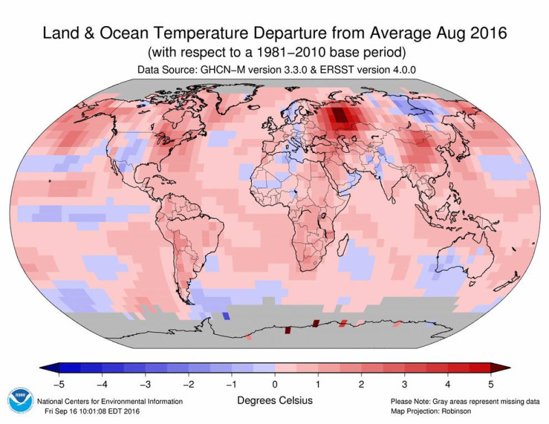 中央氣象局預報中心主任鄭明典21日在臉書po圖，說明8月的特徵是陸地明顯的熱了起來，陸地出現許多深紅色的區塊。   圖：翻攝自鄭明典臉書，圖片來源：NOAA/NCEI