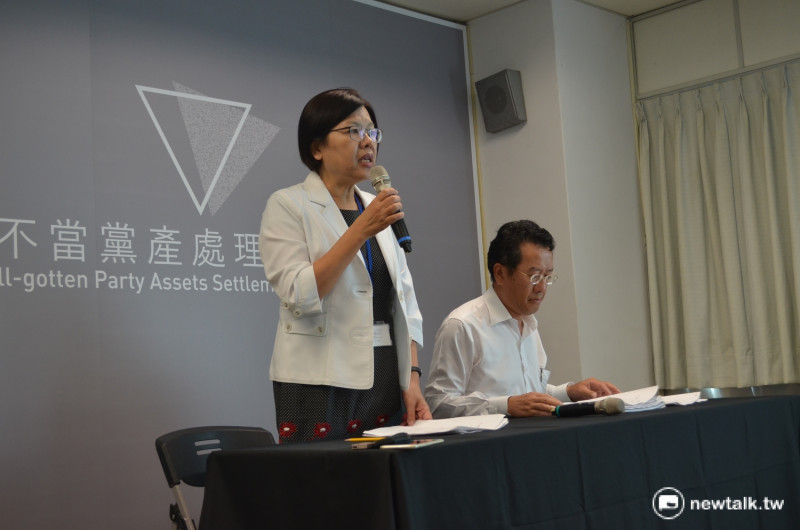 黨產會發言人施錦芳（左）表示，10月7日聽證會將會邀請國民黨、中投及欣裕台等當事人到場陳述意見。   圖：柯昱安/攝