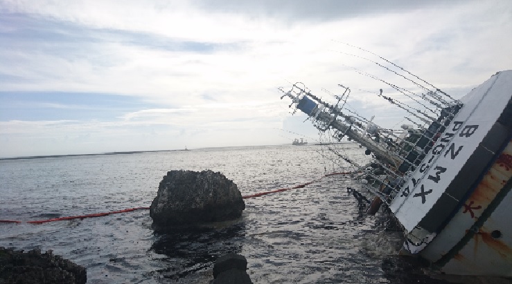 兩艘漁船因莫蘭蒂颱風影響擱淺西子灣，台灣港務公司21日要求船東24日前提出計畫書，將漁船儘速拖離。   圖：翻攝台灣港務公司網站