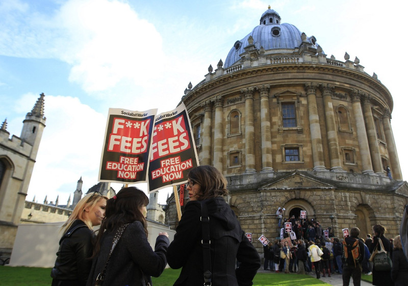 泰晤士世界大學排名出爐，英國牛津大學首次登上榜首。圖為2010年，牛津大學學生在校園內抗議學費高漲。   圖：達志影像/路透社資料照片