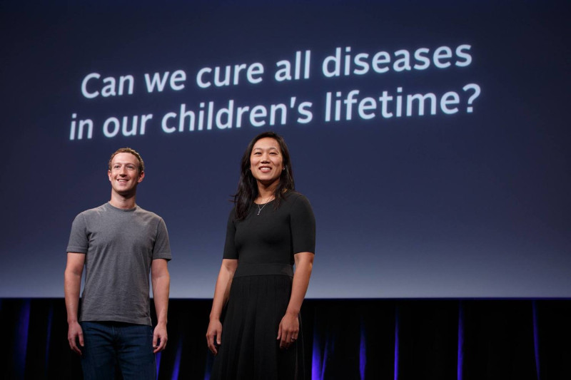 臉書創辦人祖克柏夫婦21日於舊金山宣布，將捐款30億美金投入醫療疾病研究，盼望能在本世紀治癒所有疾病。   圖：翻攝自 Mark  Zuckerberg臉書