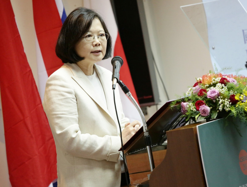 總統蔡英文22日說明新南向政策時表示，政府也將補助逾12,000名台灣青年到東南亞擔任志工、工作及研習。   圖：總統府提供