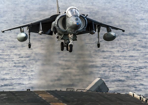 美國海軍一架AV-8B獵鷹戰鬥機墜落於沖繩外海，飛行員1人已獲救。   圖：截取自美國海軍官網