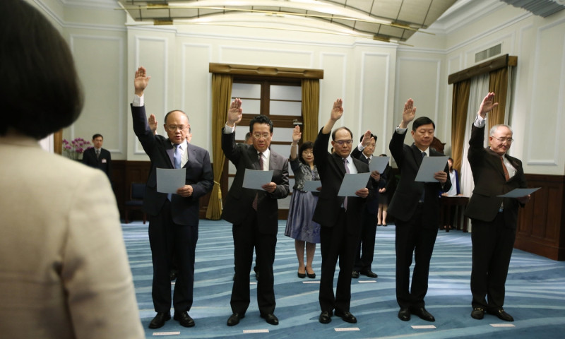 行政院政務委員鄧振中（左一）、不當黨產處理委員會主委顧立雄（左二）22日在總統府宣誓就職。   圖：總統府提供