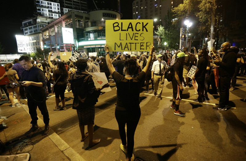 民眾22日仍聚集在夏洛特市中心，抗議警方擊斃非裔男子史考特。   圖：達志影像/美聯社