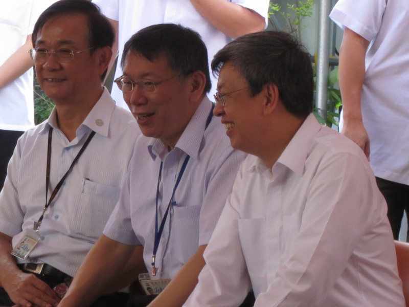 台北市教育局25日證實，局長湯志民（最左）已向市長柯文哲遞出辭呈，將於10月1日去職。   圖：新頭殼資料照片