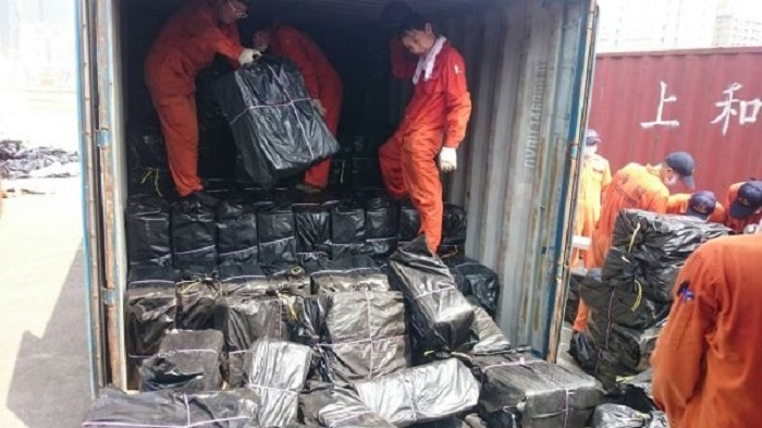 高金航線貨輪上和鑫輪6個標準貨櫃被查獲2195箱歐洲品牌走私香菸。   圖：調查局航業調查處高雄調查站提供