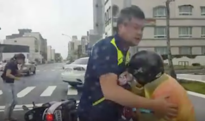 台南市一名老婦人為了騎車接送小孩下課，不堪強風吹襲導致機車倒在一旁，所幸開車路過的民眾及時伸出援手。   圖：翻攝自臉書影片