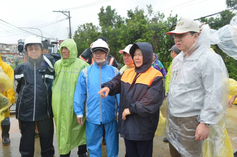 颱風來襲，陳菊27日下午前往橋頭瞭解筆秀排水工程的情況。   圖：翻攝陳菊臉書