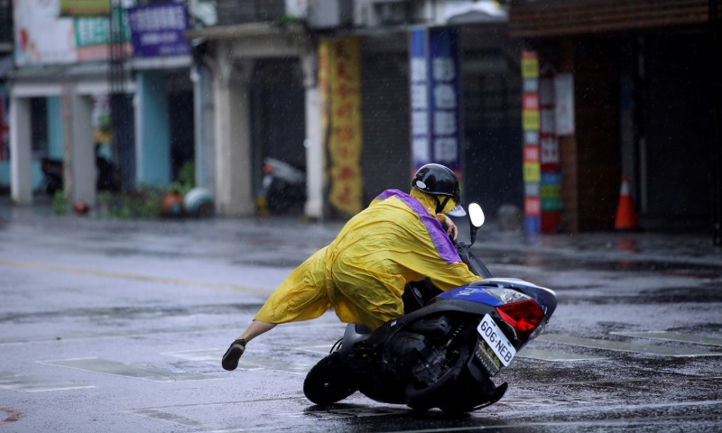 梅姬颱風給台灣帶來不輕的災情；圖為路透社於27日拍攝的機車騎士在花蓮遭風吹倒畫面。   圖片來源：達志影像/路透社提供